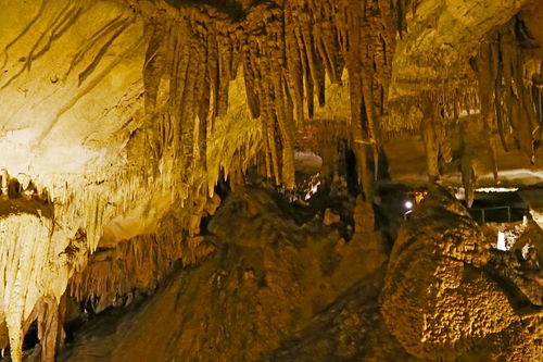 地下溶洞是什么岩石构成的